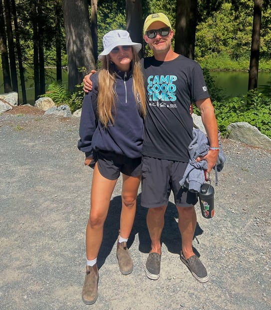 Thomas Mould aux côtés de sa fille dans une zone boisée du Camp Goodtimes.