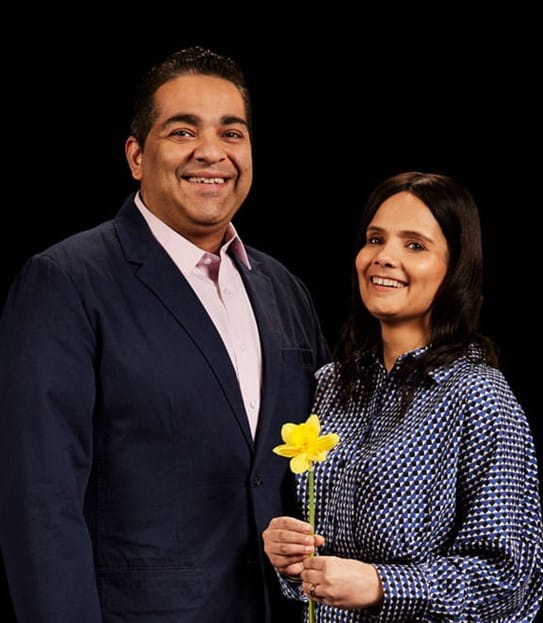 1.	Harjeet, une jonquille à la main, debout à côté de son mari