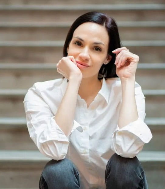 1.	Vanessa, assise sur les marches d’un escalier, les bras posés sur les genoux