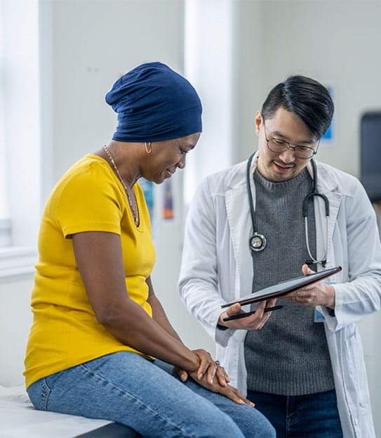 Un médecin regarde un document avec sa patiente.