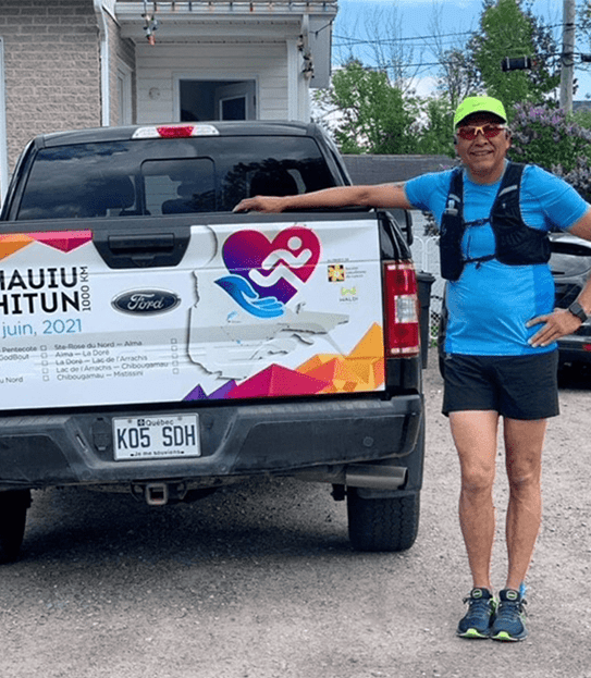 Un homme vêtu d'un uniforme de course à l’extérieur.