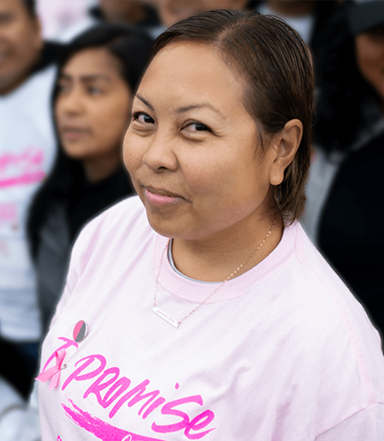 Maja entourée de personnes lors d'un événement passé de la Course à la vie CIBC de la Société canadienne du cancer.