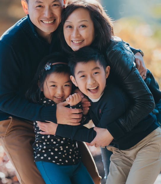 Vivian Chu étreignant son mari et ses deux enfants