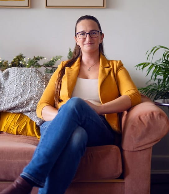 Marie-Noëlle Séguin Grignon assise sur un canapé