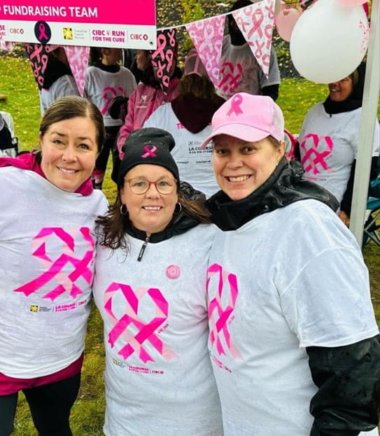 Danielle pose avec son équipe de la Course