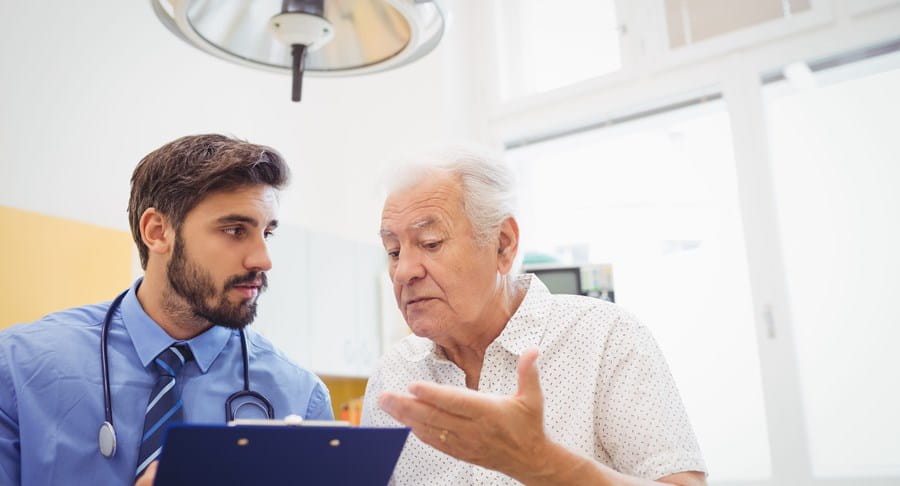 Un patient posant des questions à son médecin