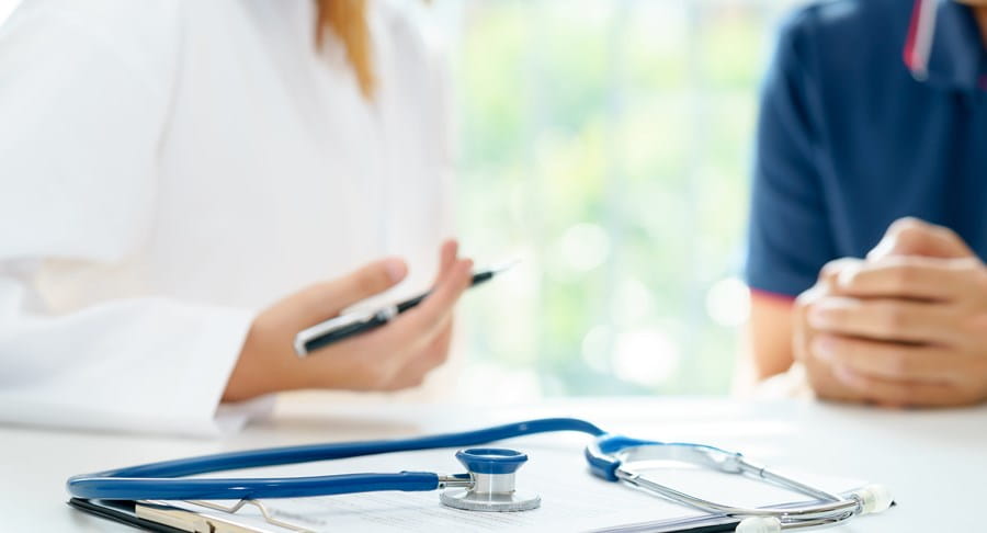 Un stéthoscope posé sur une planchette à pince