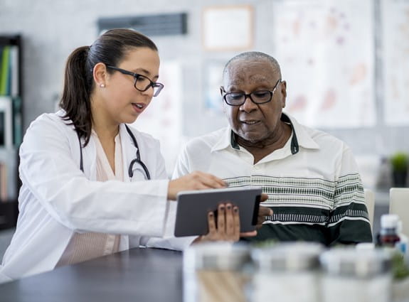 Une personne regardant des résultats d’analyse avec son médecin