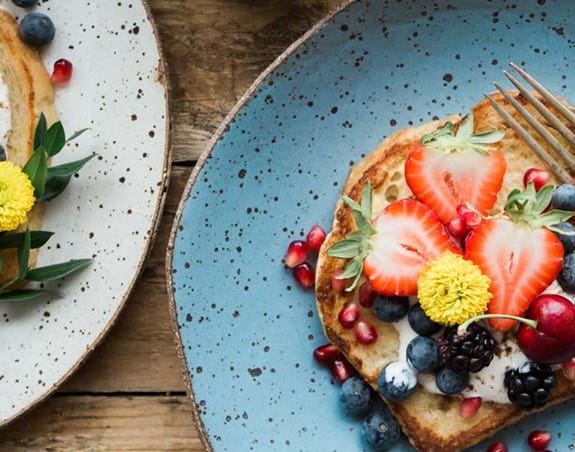 Pain grillé avec yogourt et petits fruits