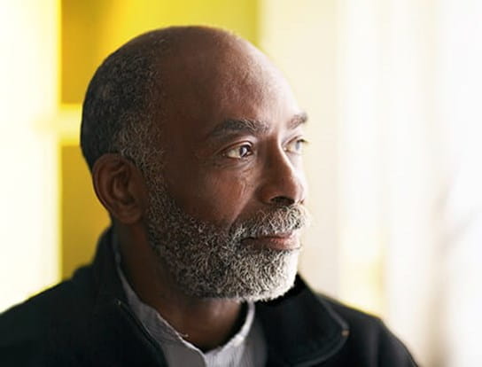 Une personne qui regarde au loin